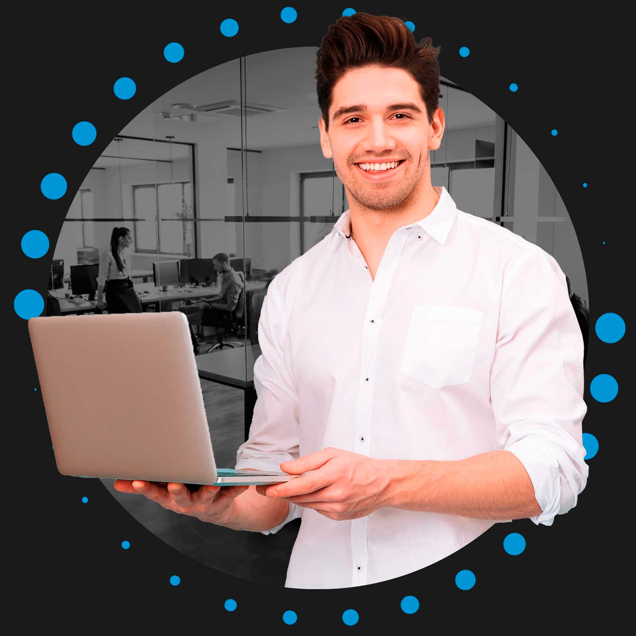 Homem sorridente segurando um laptop, representando a persona da página "Quem Somos".